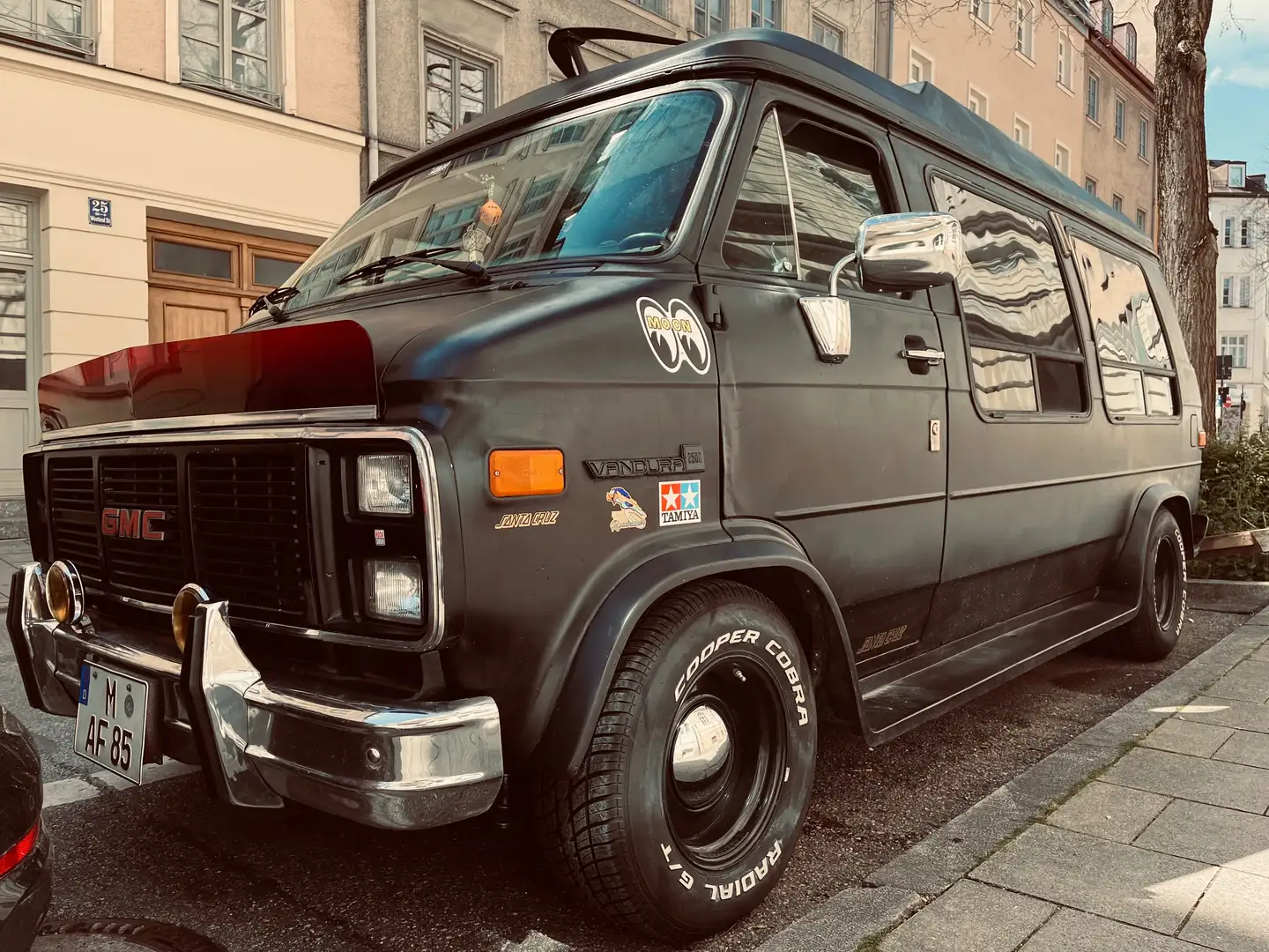 GMC Vandura Schwarz - 1