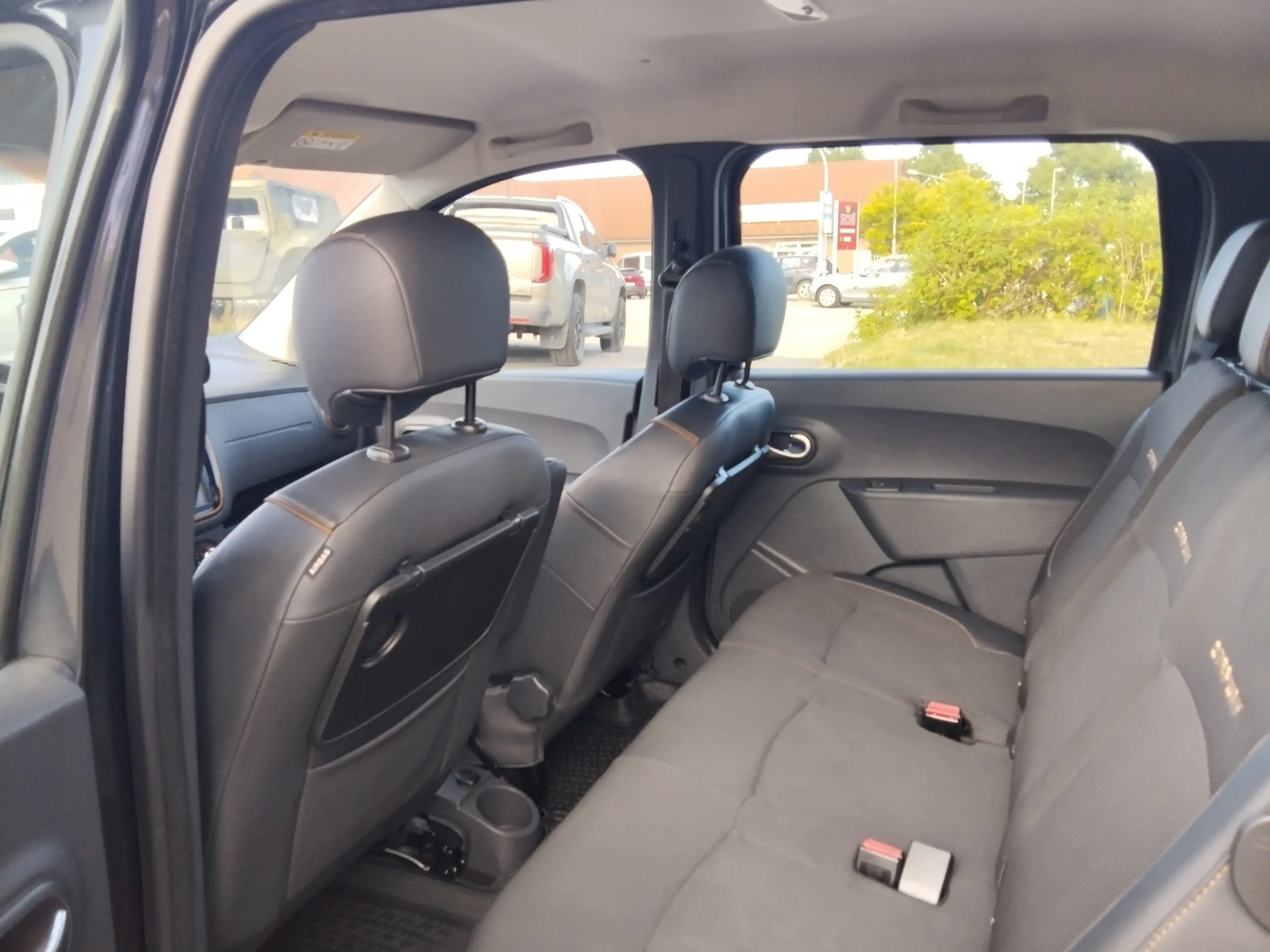 Dacia Lodgy 1.2TCe Stepway Celebration/1.Hnd./7-Sitzer/AHK/SHZ — photo 10