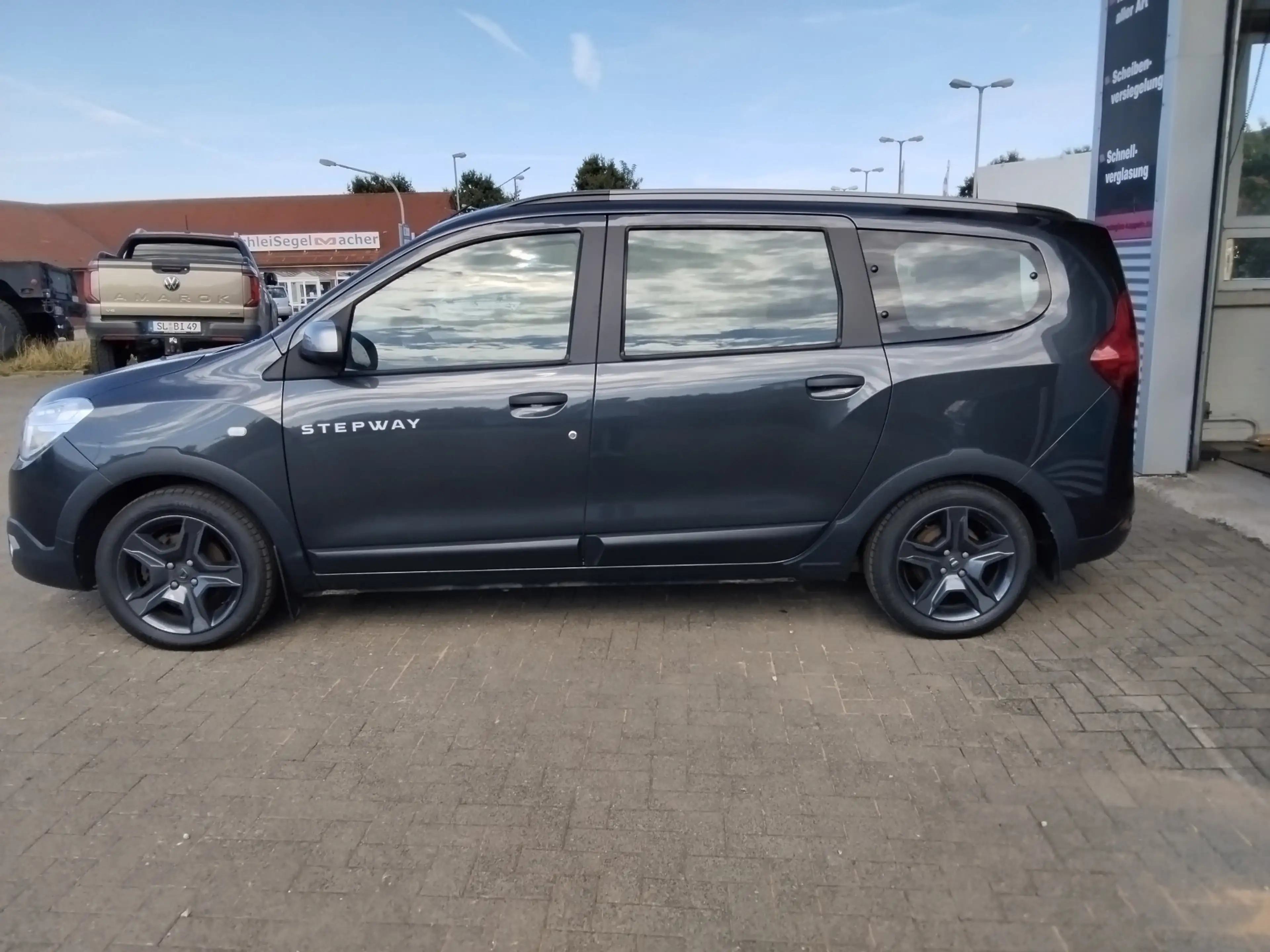 Dacia Lodgy 1.2TCe Stepway Celebration/1.Hnd./7-Sitzer/AHK/SHZ — photo 6