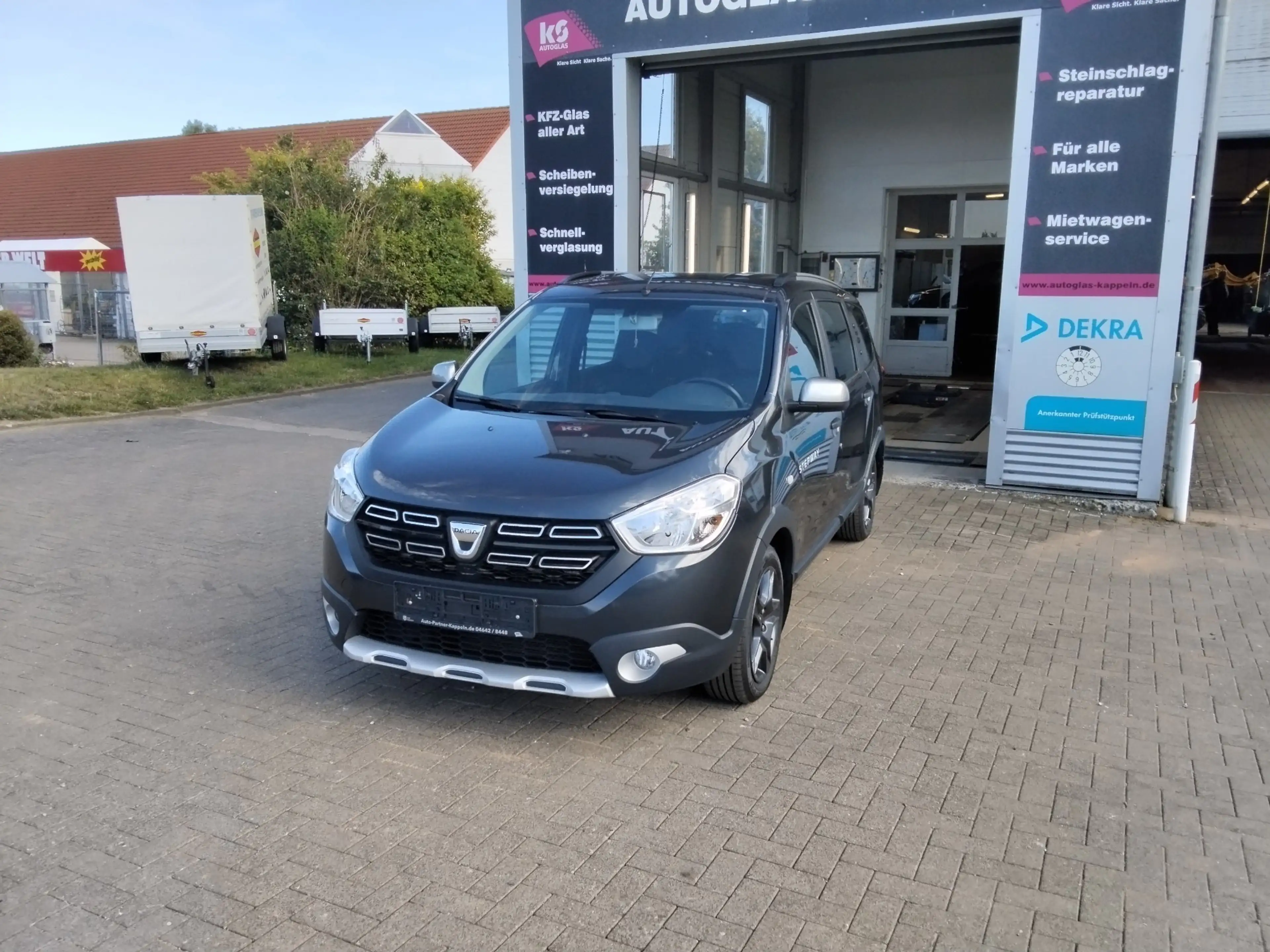 Dacia Lodgy 1.2TCe Stepway Celebration/1.Hnd./7-Sitzer/AHK/SHZ