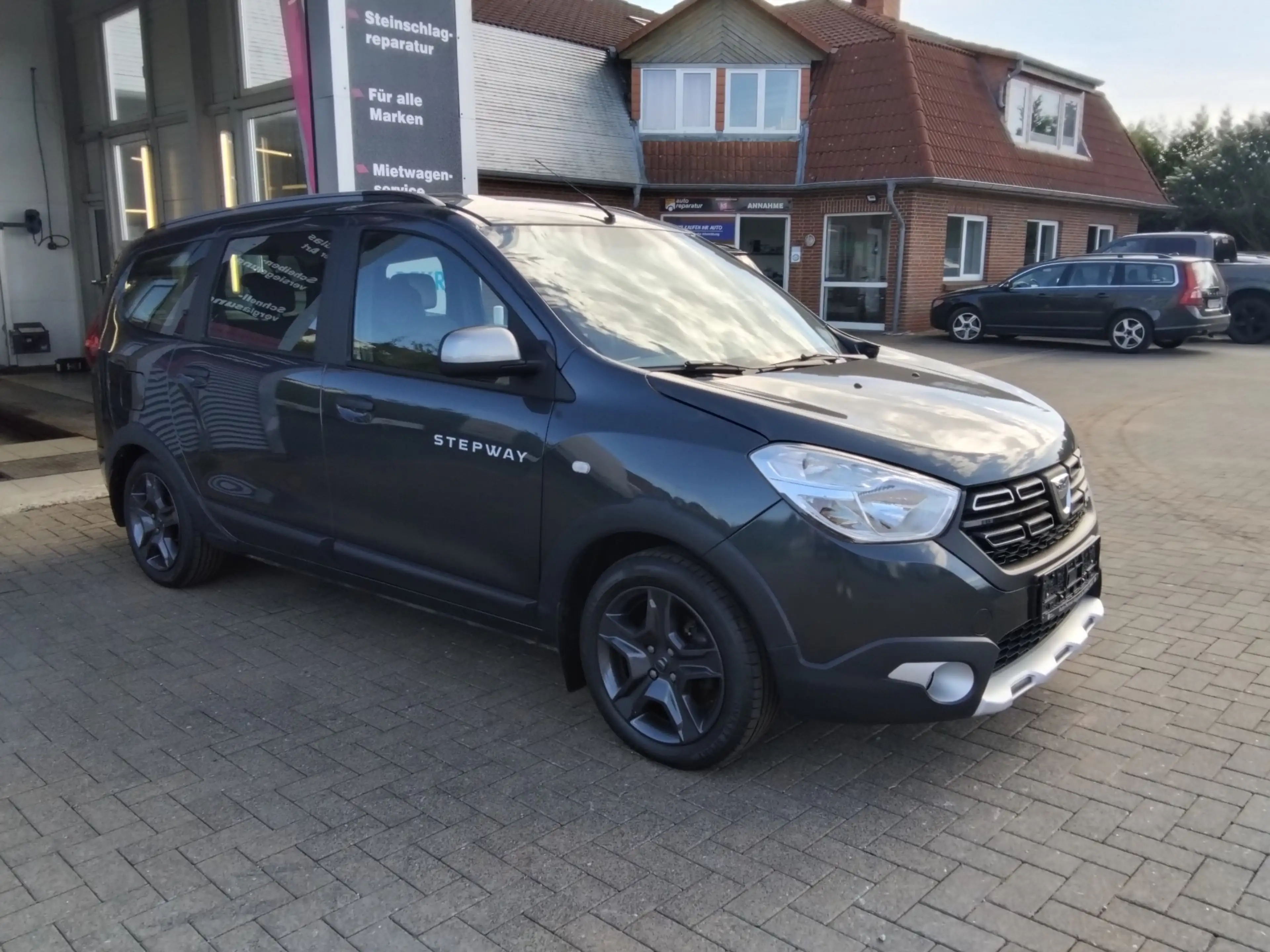 Dacia Lodgy 1.2TCe Stepway Celebration/1.Hnd./7-Sitzer/AHK/SHZ — photo 3