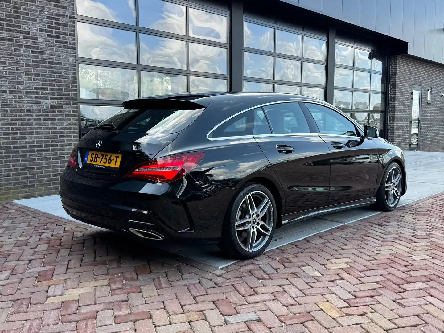 Mercedes-Benz CLA 180 Shooting Brake Business Solution AMG Upgrade Editi Schwarz - 2