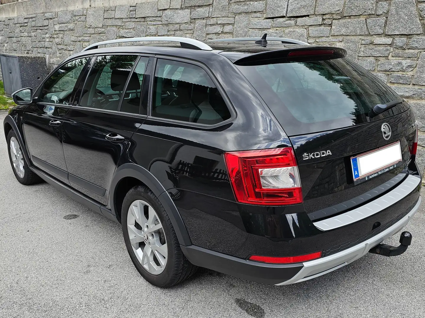 Skoda Octavia Octavia Combi 2,0 TDI 4x4 Scout Scout Schwarz - 2