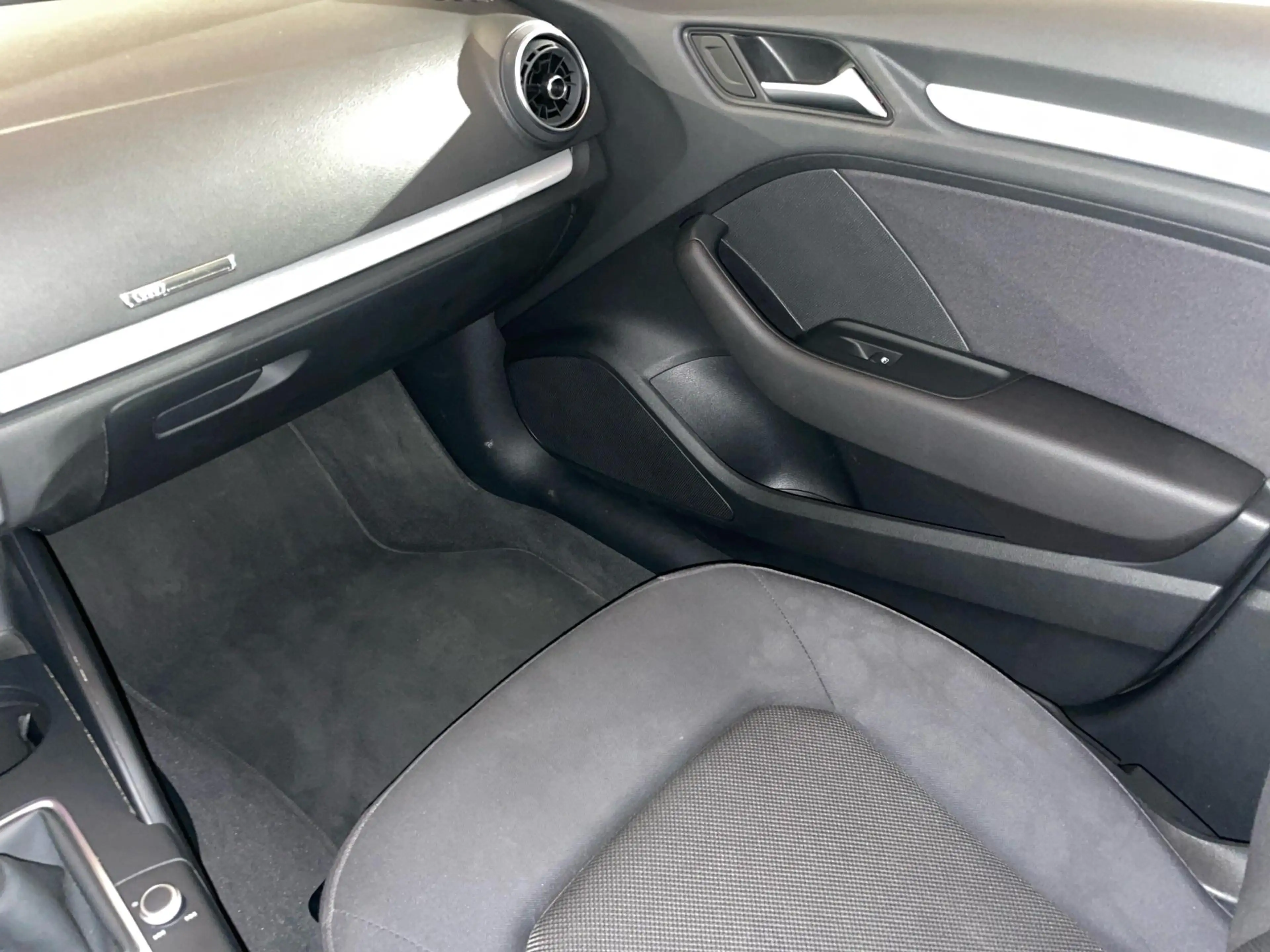 Audi A3 35 TFSI edition one Sportback — photo 9