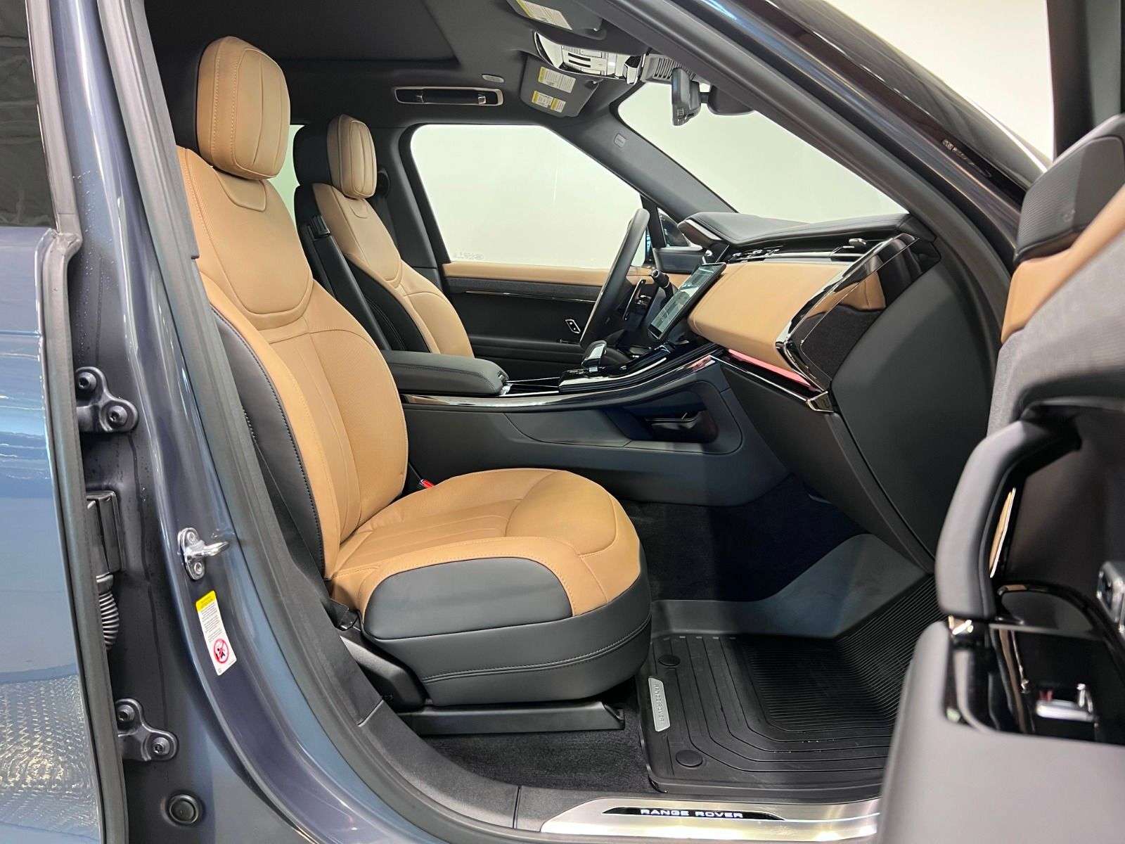 2026 Land Rover Range Rover Sport P400 DYNAMIC HSE alt 4