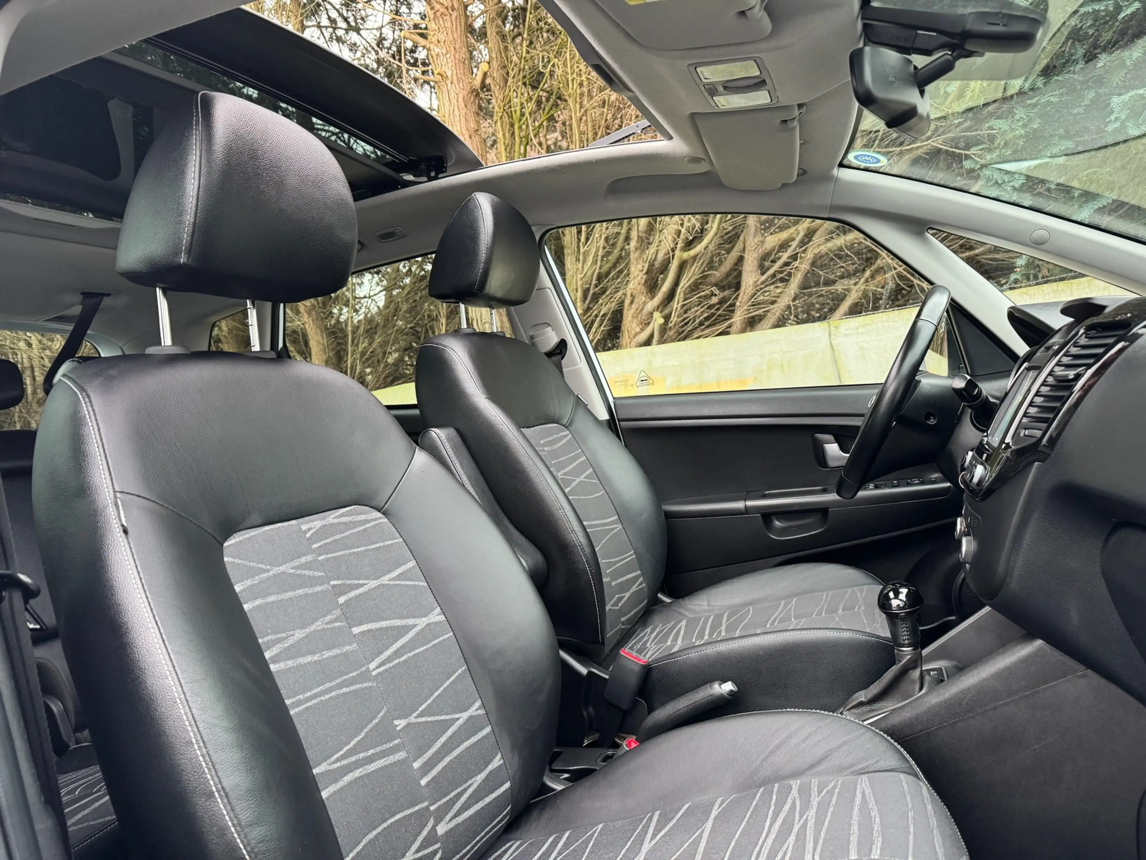 Kia Venga 1.6i World édition AUTO /PANO/ Navi/ CAM/GAR12m — photo 9