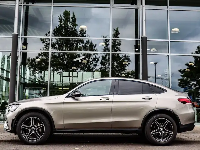 Mercedes-Benz 300 view 2