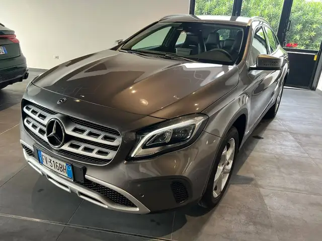 Mercedes-Benz GLA 200 GLA-X156 2017 d Business auto