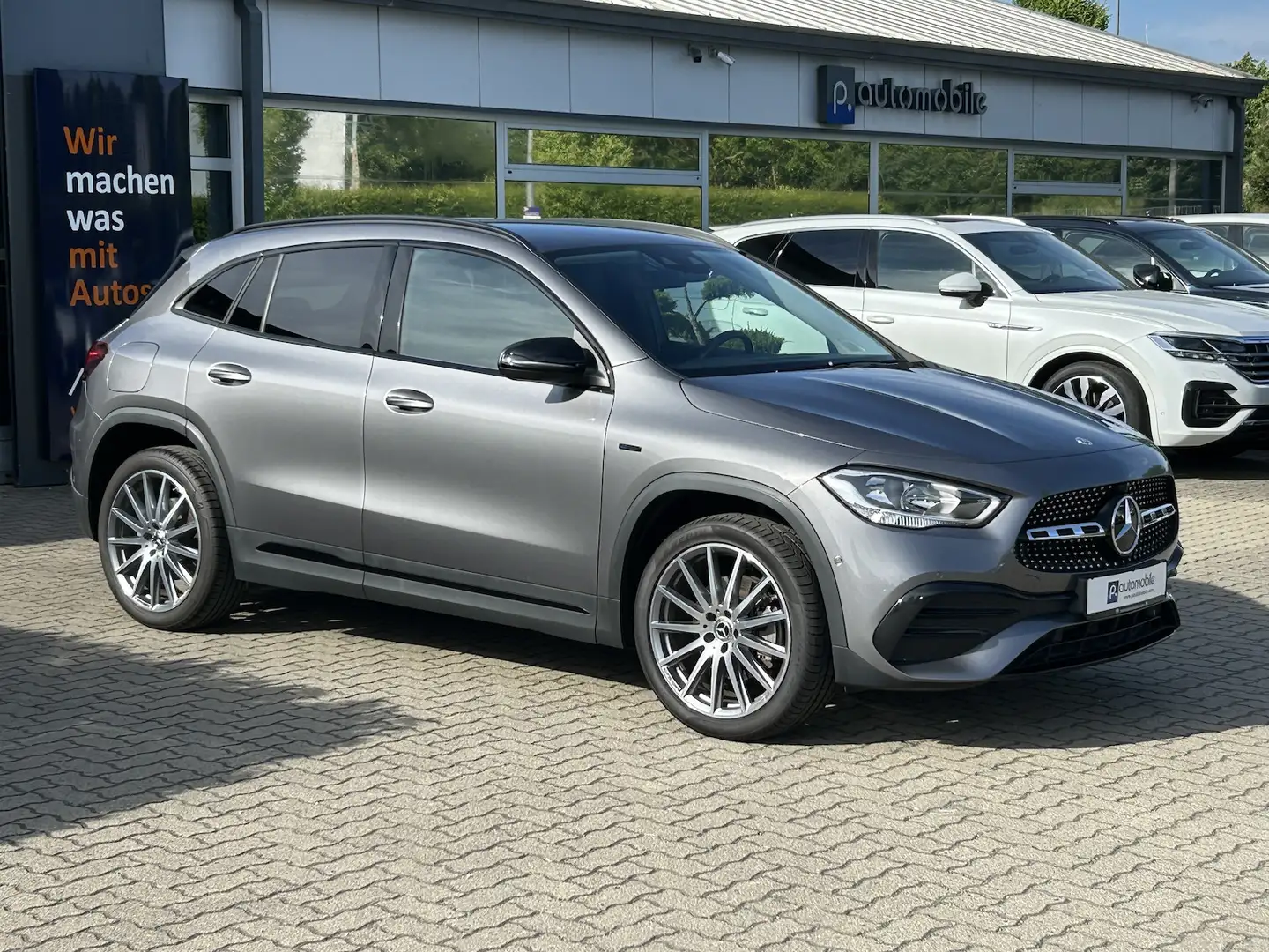 Mercedes-Benz GLA 250 e AMG Line 8G-DCT*MBUX*NAVI*LED* Grijs - 2