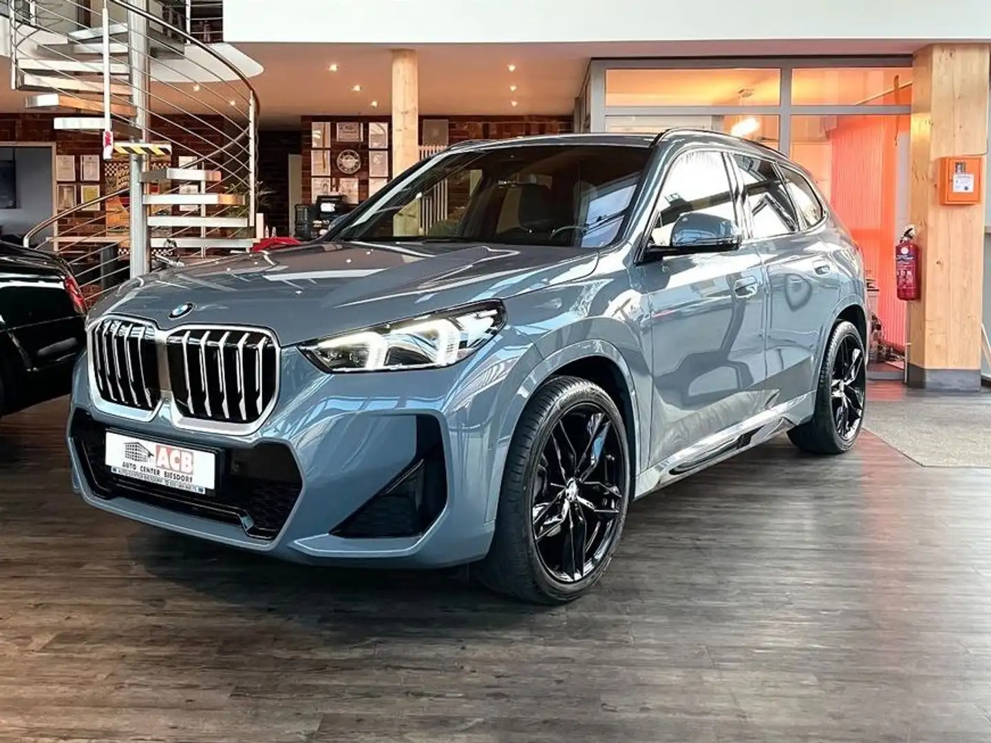 BMW X1 18 iA sDrive M Sportpaket Pano AHK Live Cockp Grau - 2