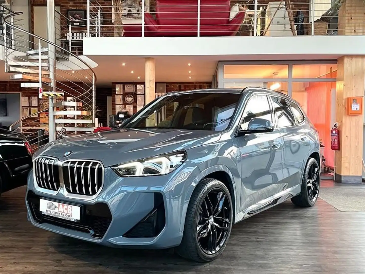 BMW X1 18 iA sDrive M Sportpaket Pano AHK Live Cockp Grau - 1