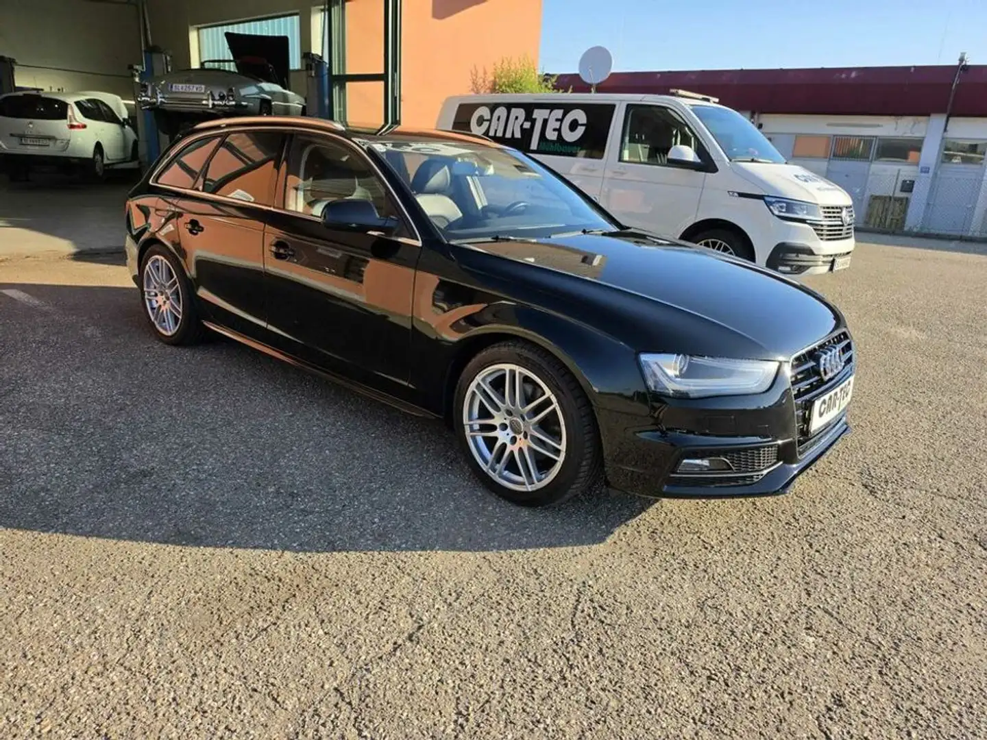 Audi A4 Basis Schwarz - 2