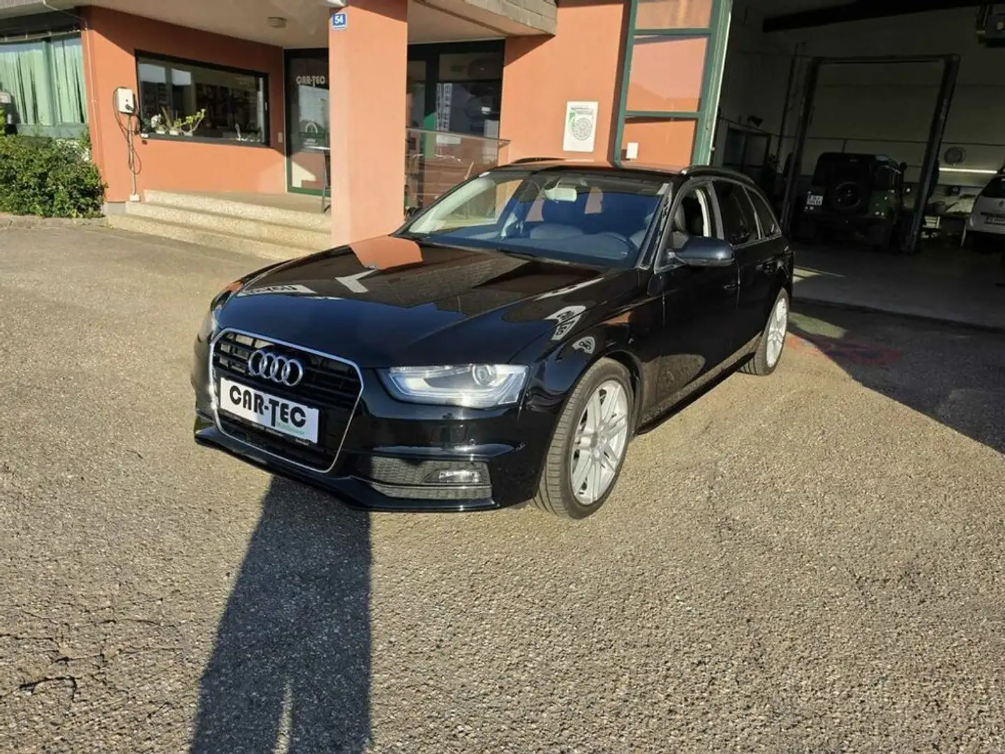 Audi A4 Basis Schwarz - 1