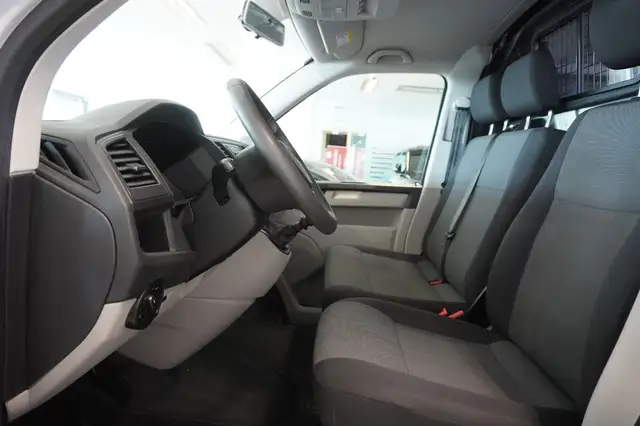 Volkswagen Transporter view 8