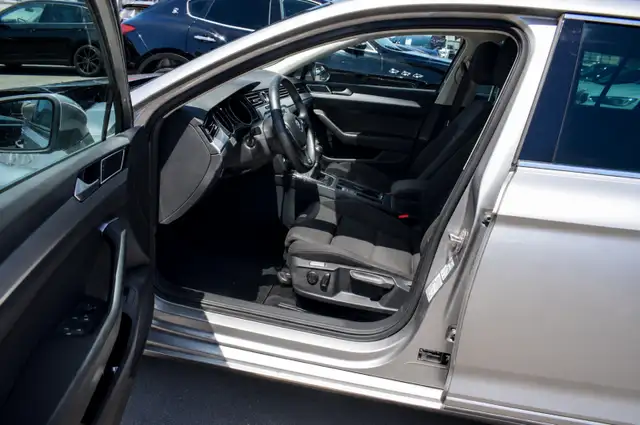 Volkswagen Passat view 4