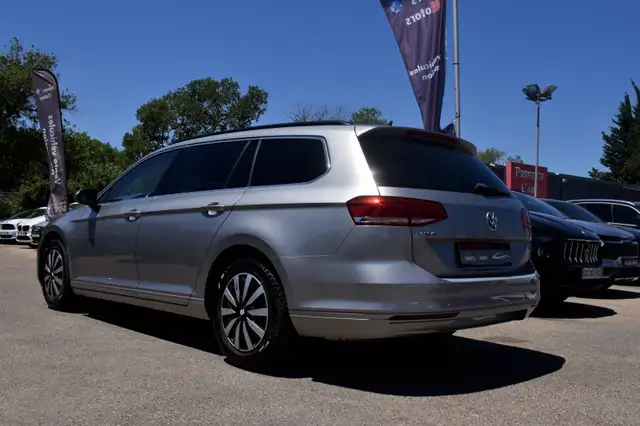Volkswagen Passat view 3