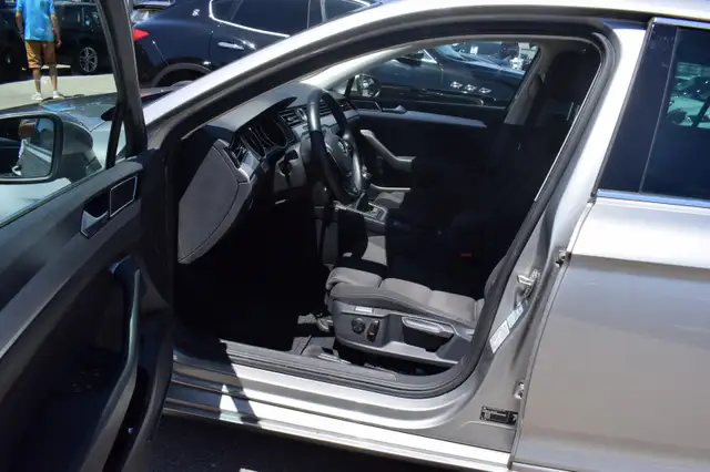 Volkswagen Passat view 12