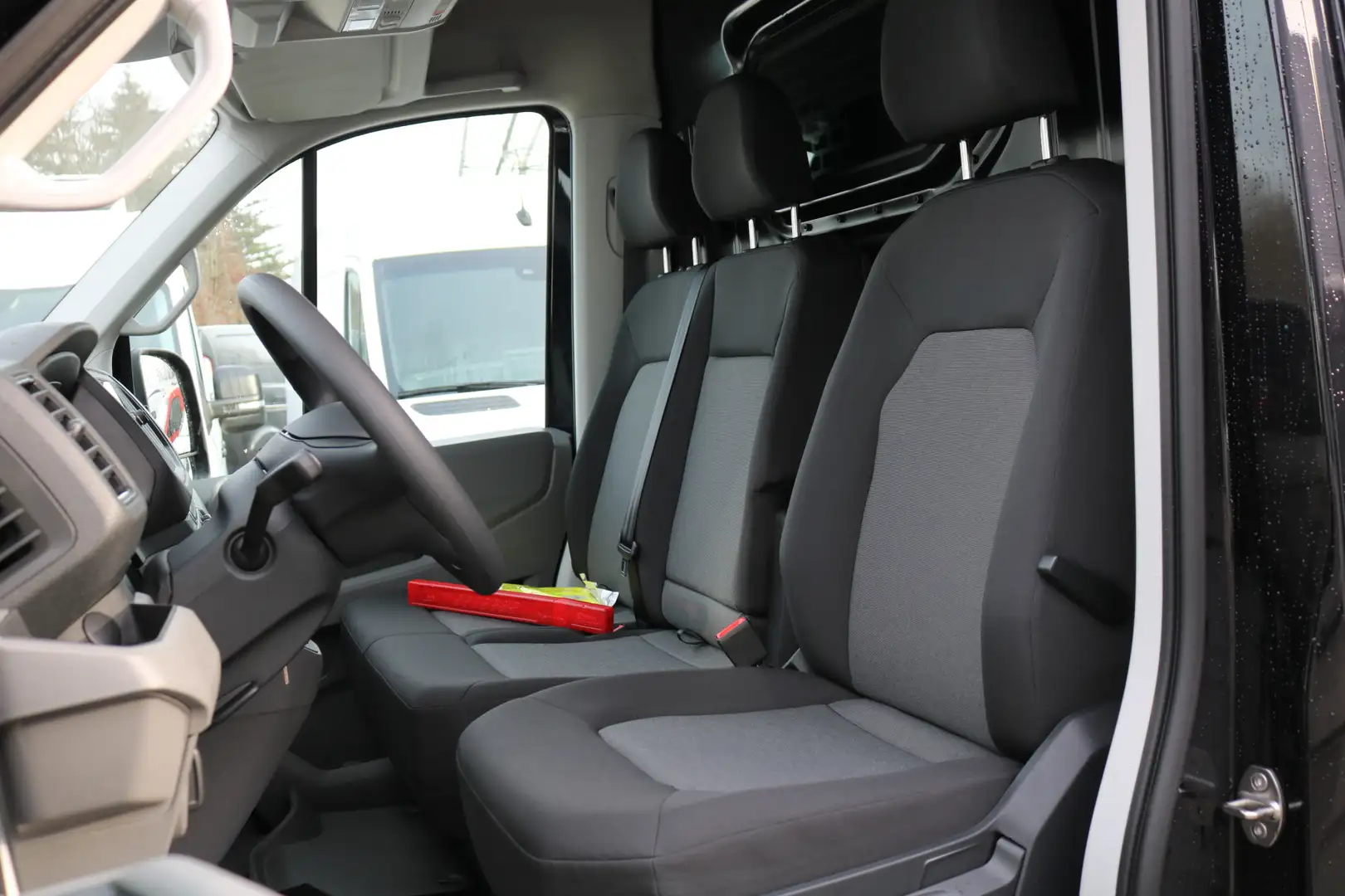 Volkswagen Crafter 2.0 TDI 140pk L3 H3 Automaat Airco Navigatie Apple Zwart - 2