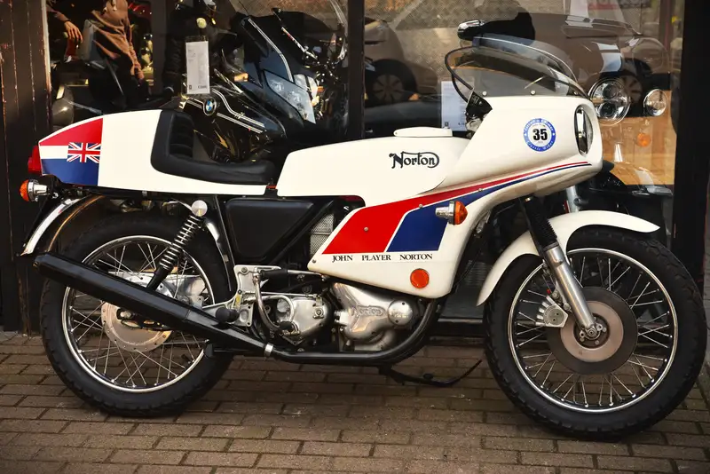 Norton Commando - foto 2