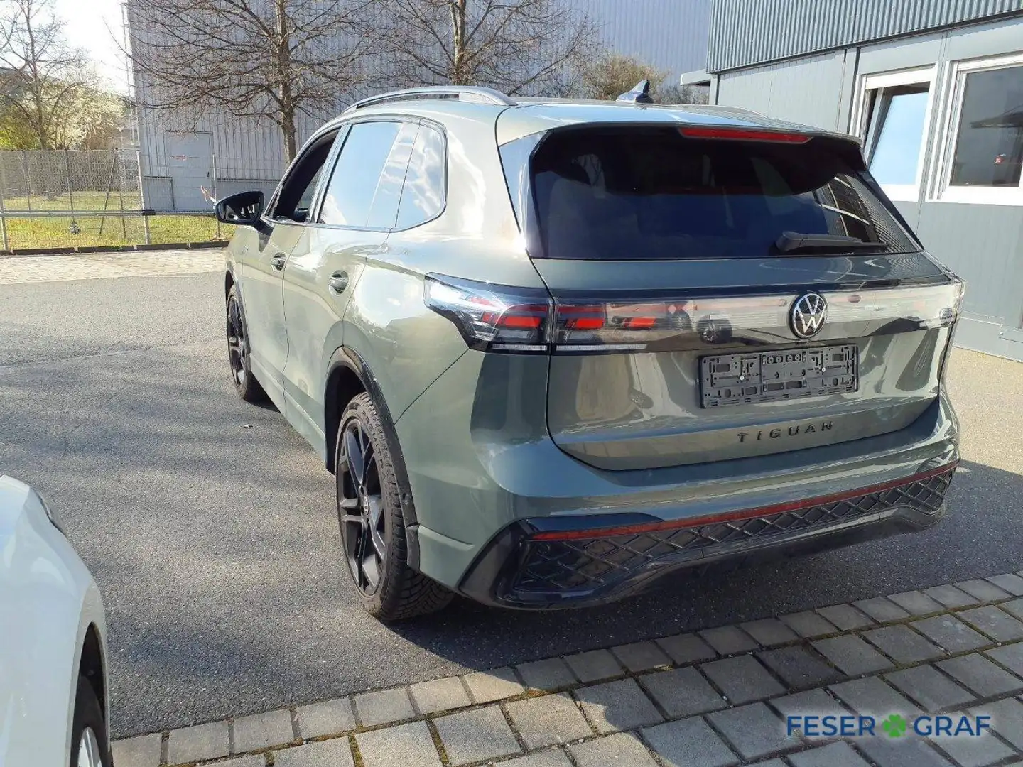 Volkswagen Tiguan 1.5 TSI R-Line DSG ACC / DAB+ / IQ.LIGHT / Navigat Grün - 2