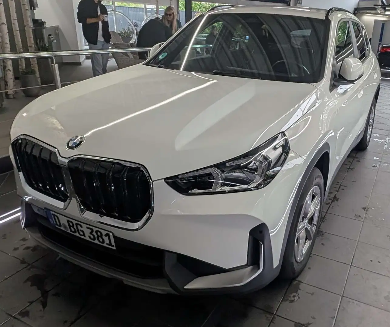 BMW X1 18 i sDrive Weiß - 1