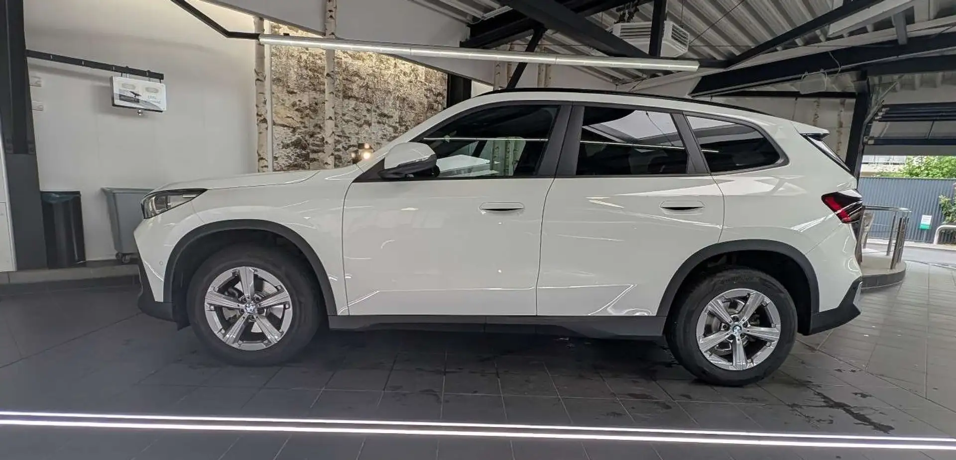 BMW X1 18 i sDrive Weiß - 2