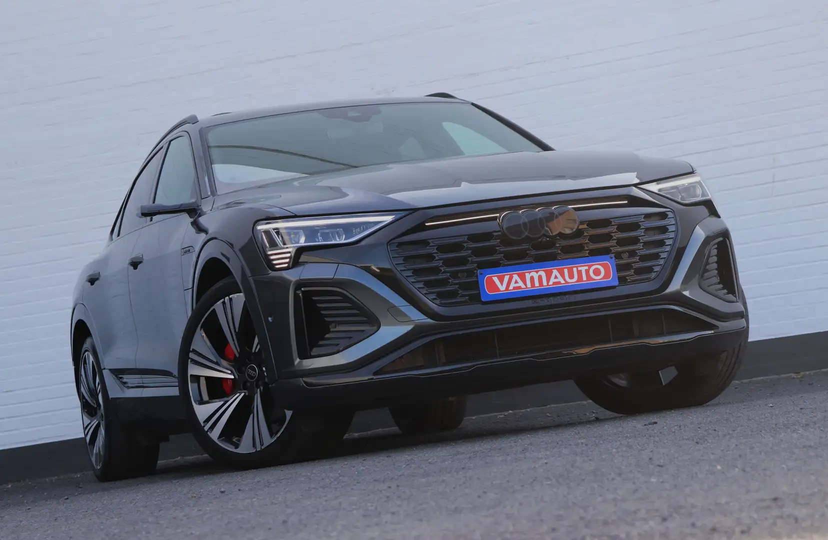 Audi Q8 e-tron 106 kWh 55 Sportback S-line - Pano/B\u0026O/Memory Grau - 1