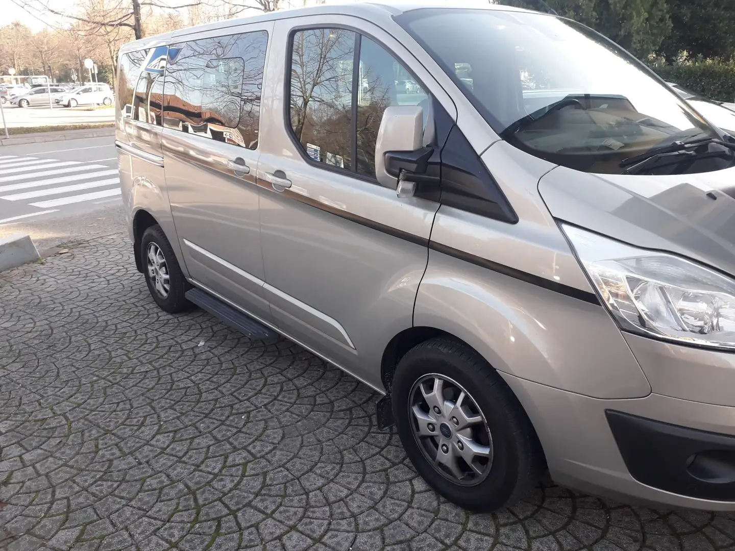 Ford Tourneo Custom - 1