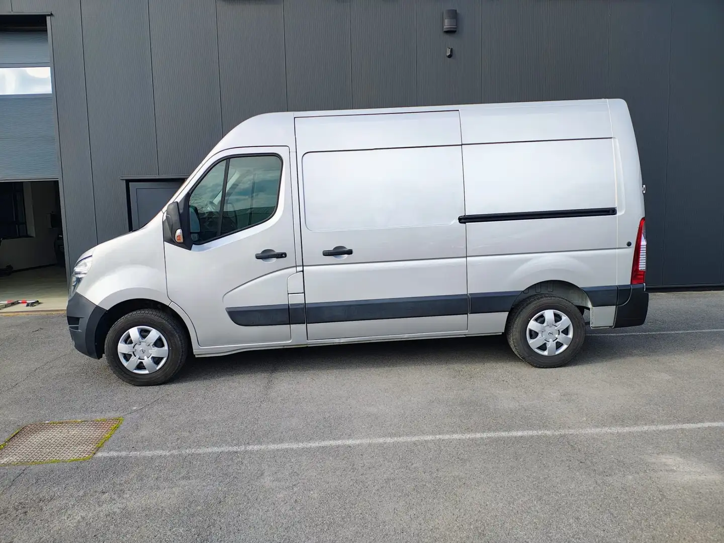 Nissan NV400 AUT. 68500KM.L2H2 FWD QS Comfort Ezüst - 2