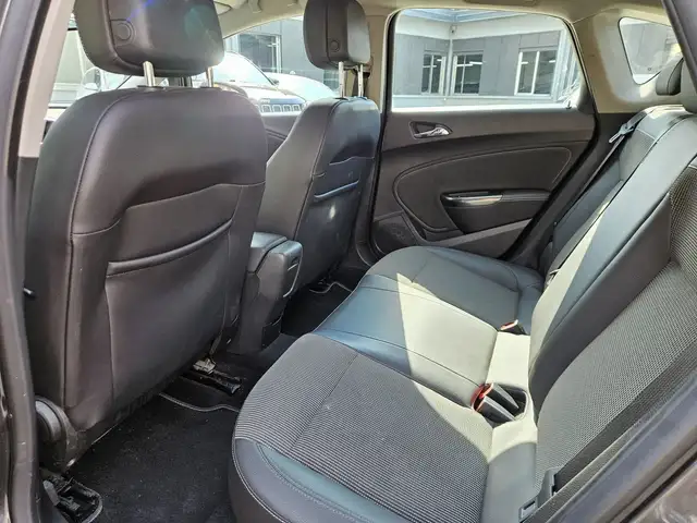 Opel Astra view 7
