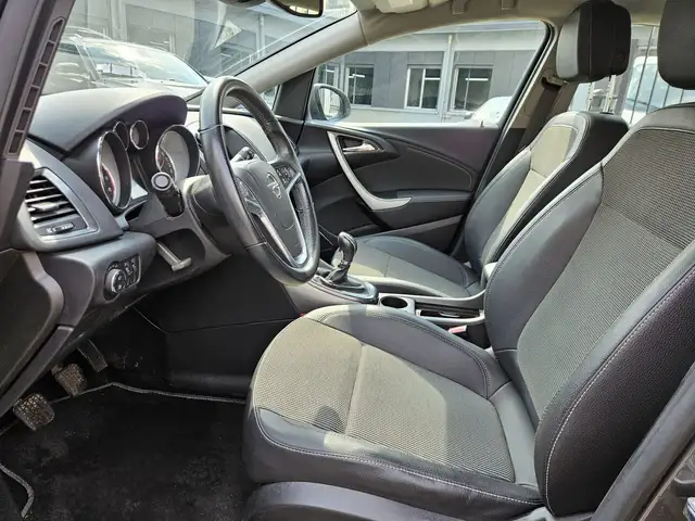 Opel Astra view 6