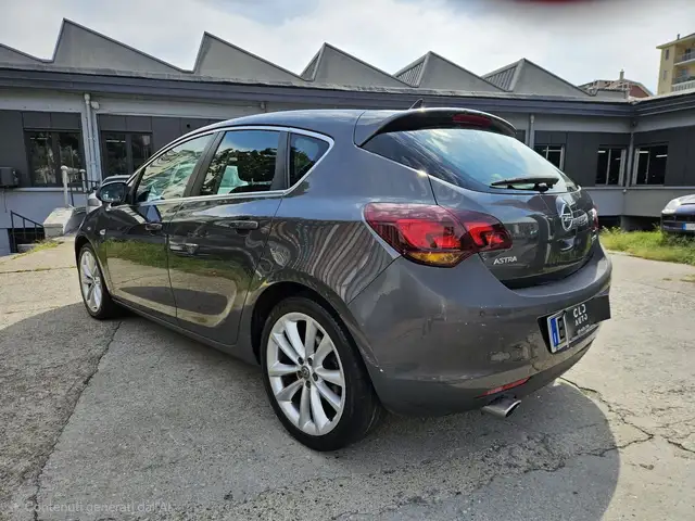 Opel Astra view 3