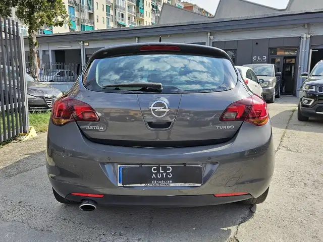 Opel Astra view 4