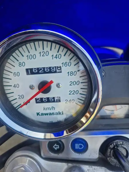 Kawasaki ZR 750 - foto 2