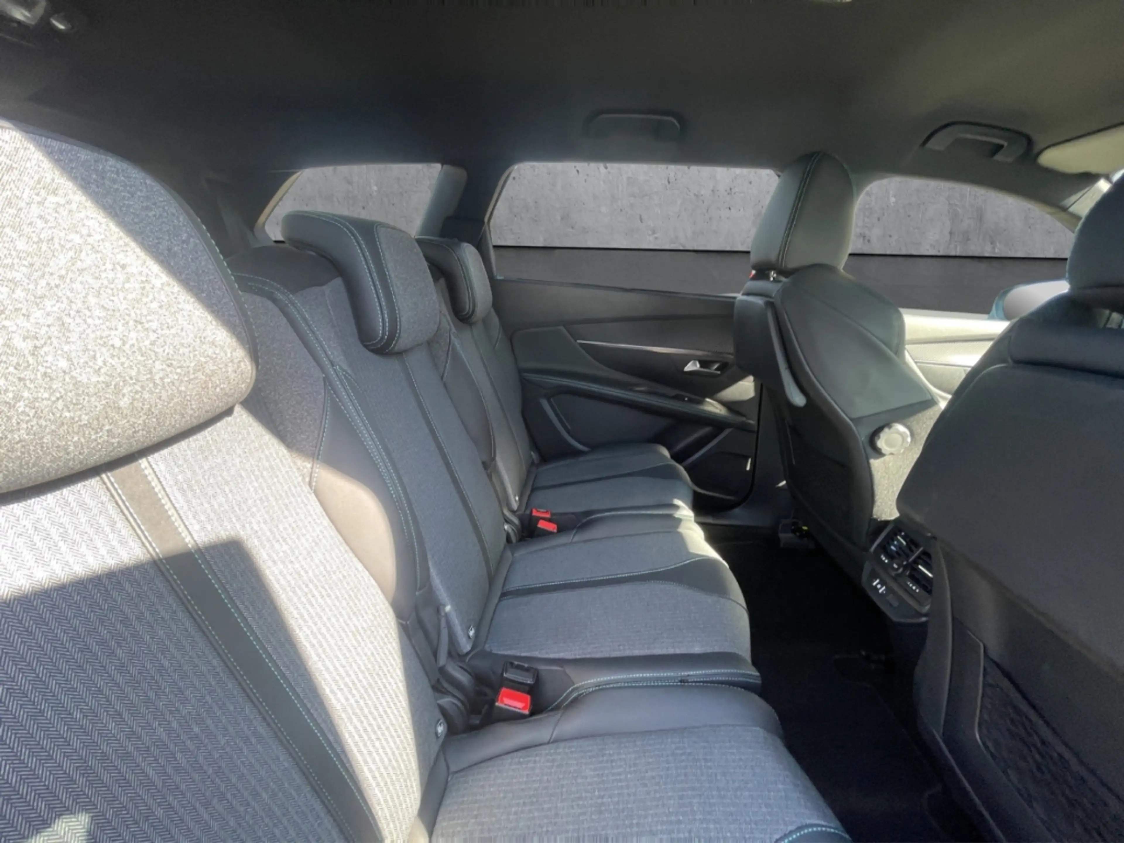Peugeot 5008 Allure 130EAT8 7-Sitzer LED ACC El. Heckklappe Car — photo 14