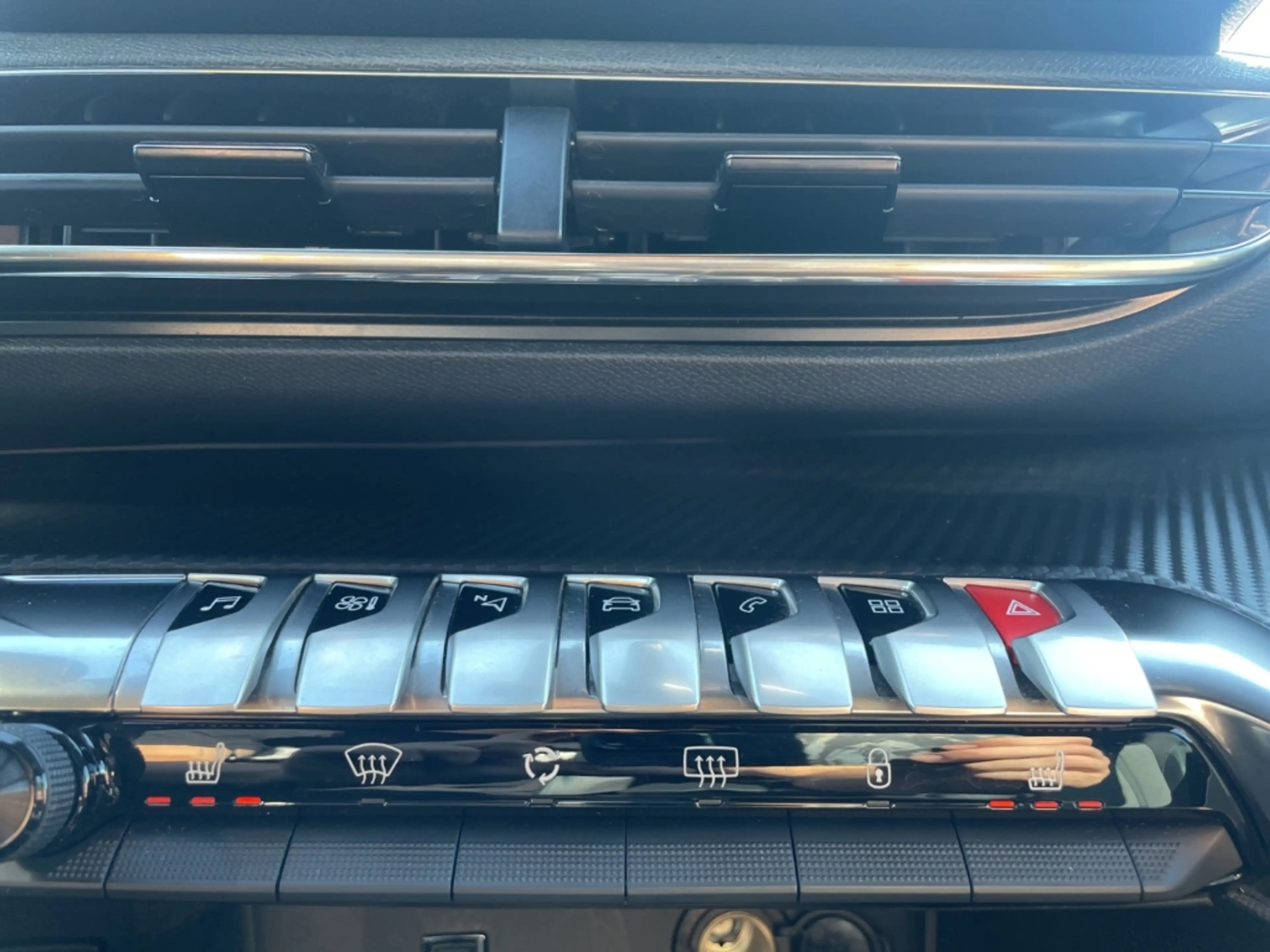 Peugeot 5008 Allure 130EAT8 7-Sitzer LED ACC El. Heckklappe Car — photo 17