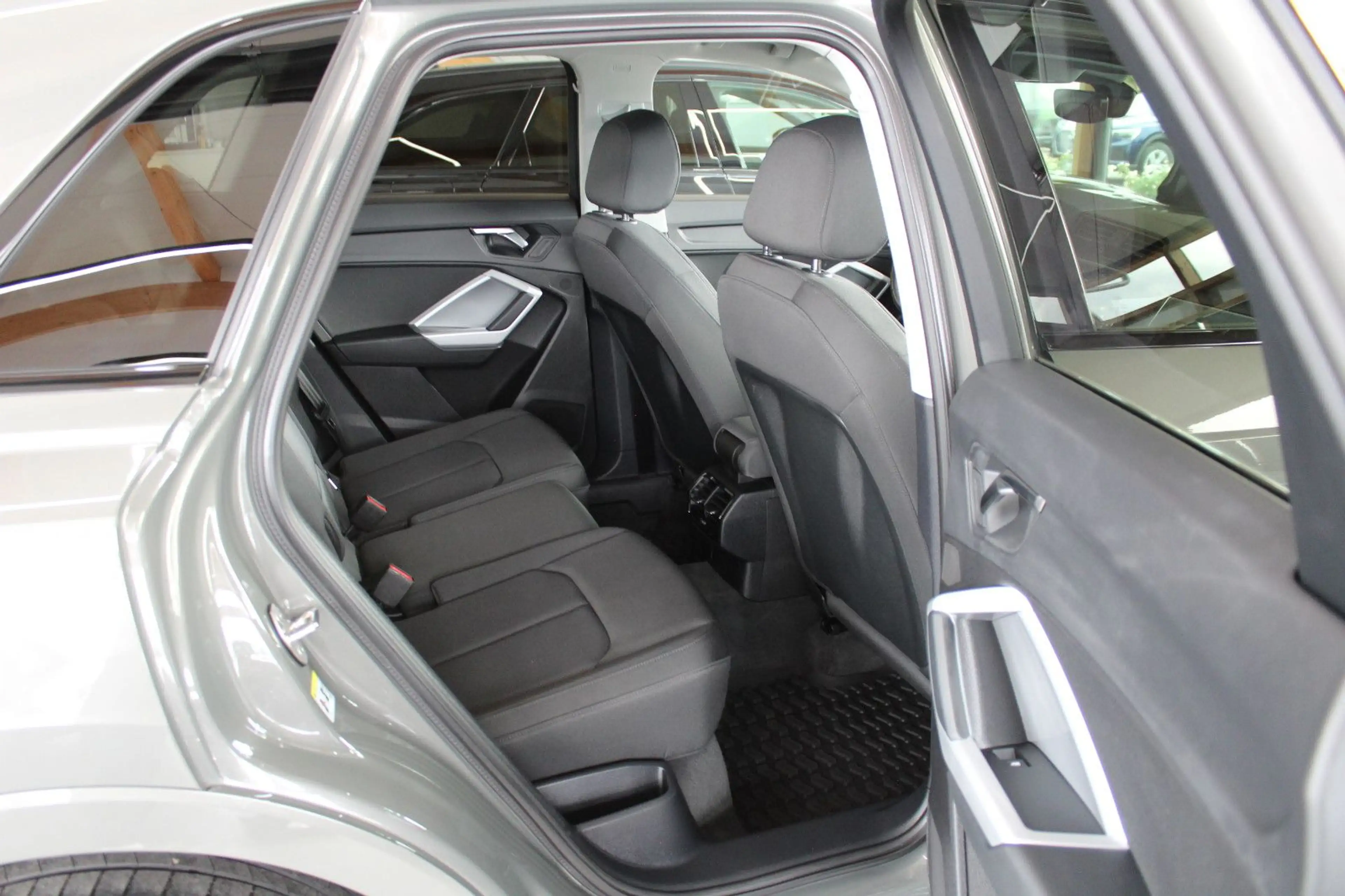 Audi Q3 35 TDI quattro S tronic S line sport — photo 12