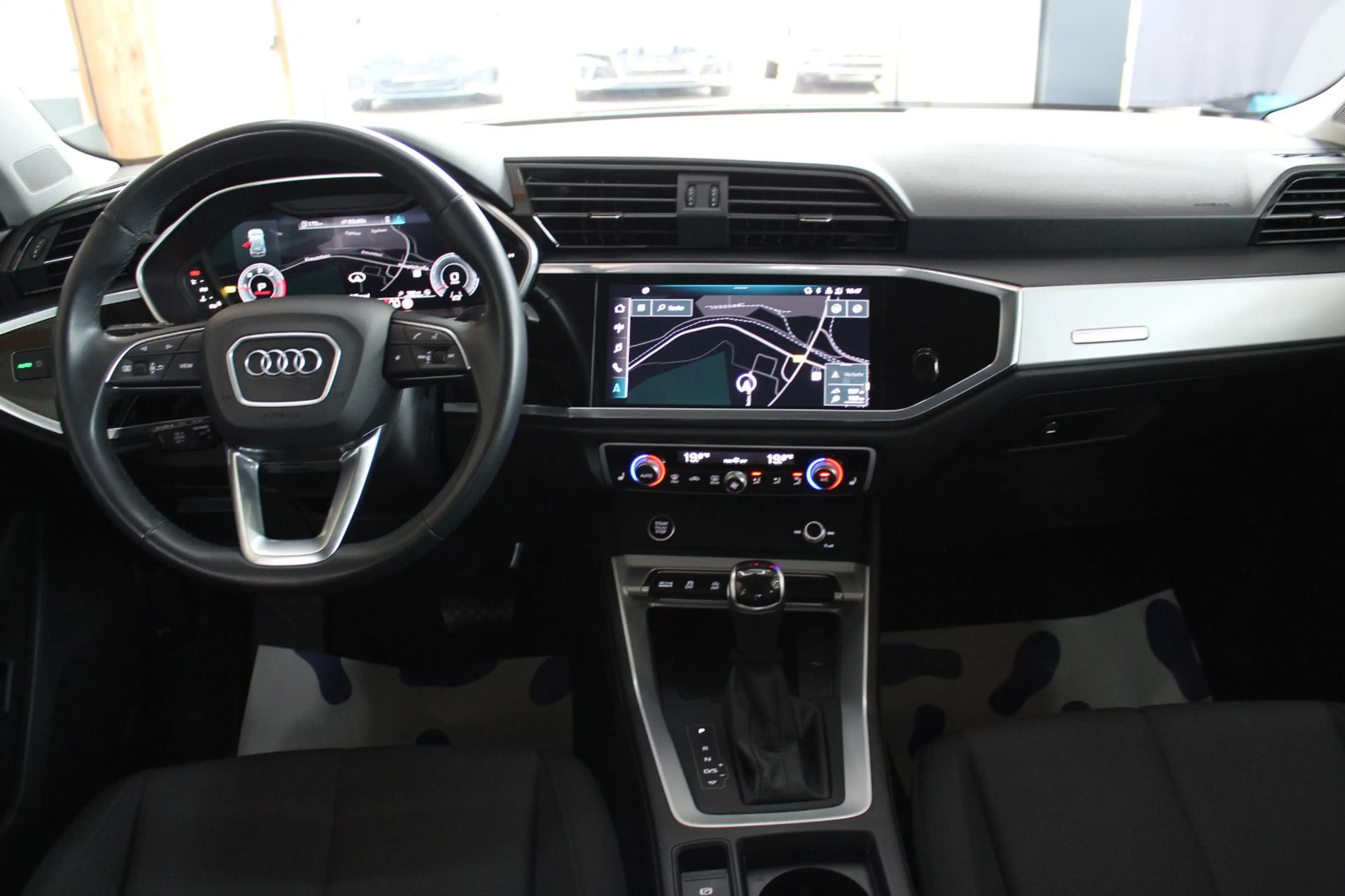 Audi Q3 35 TDI quattro S tronic S line sport — photo 9