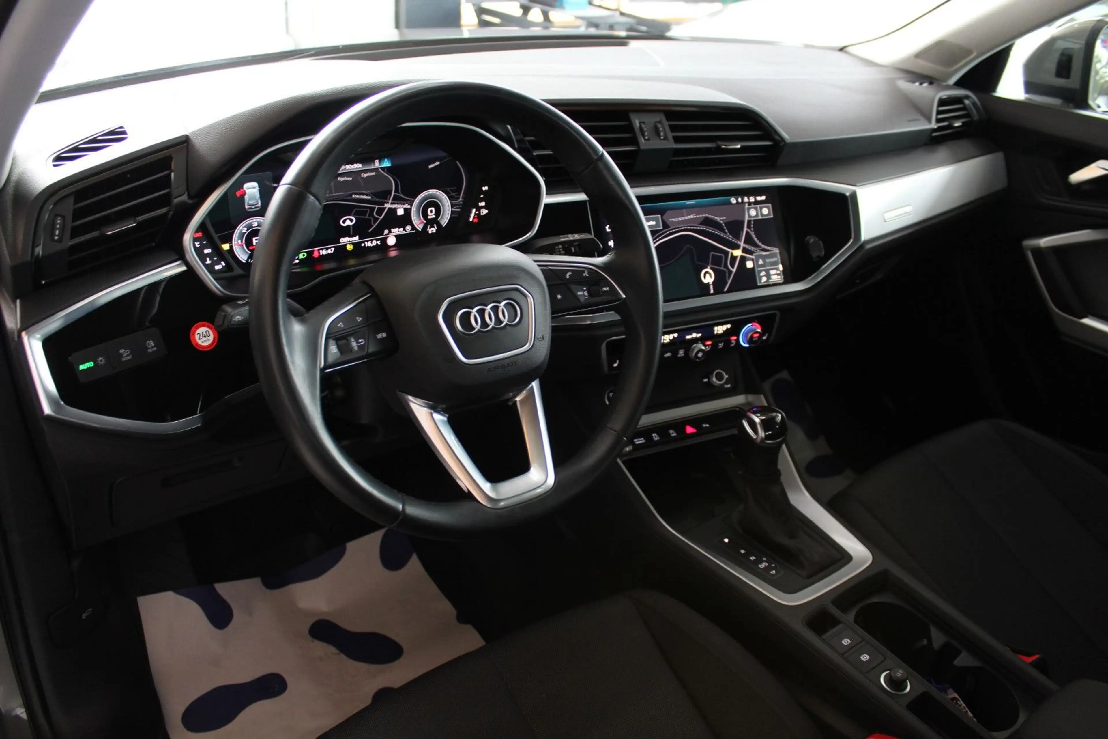 Audi Q3 35 TDI quattro S tronic S line sport — photo 8