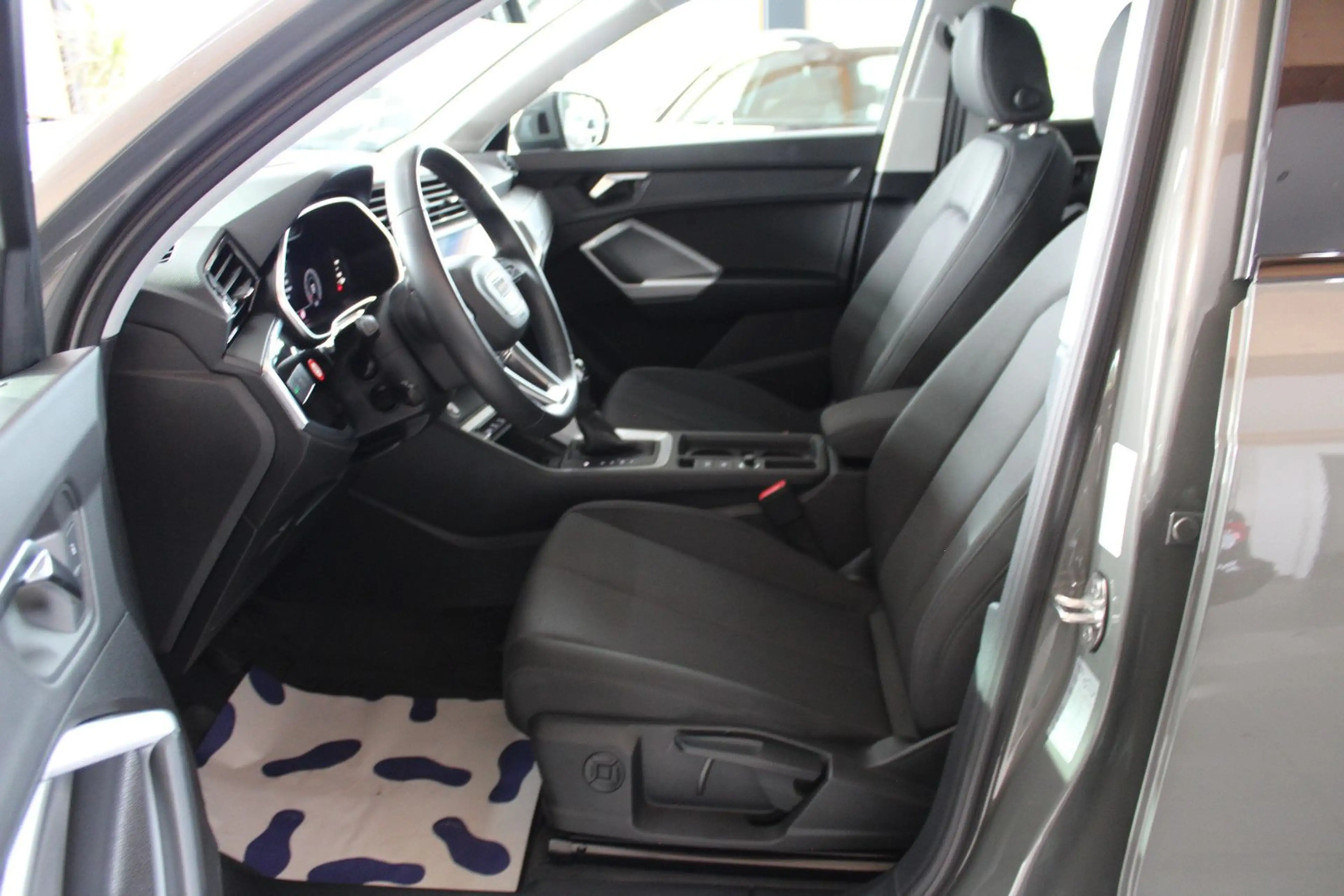 Audi Q3 35 TDI quattro S tronic S line sport — photo 7