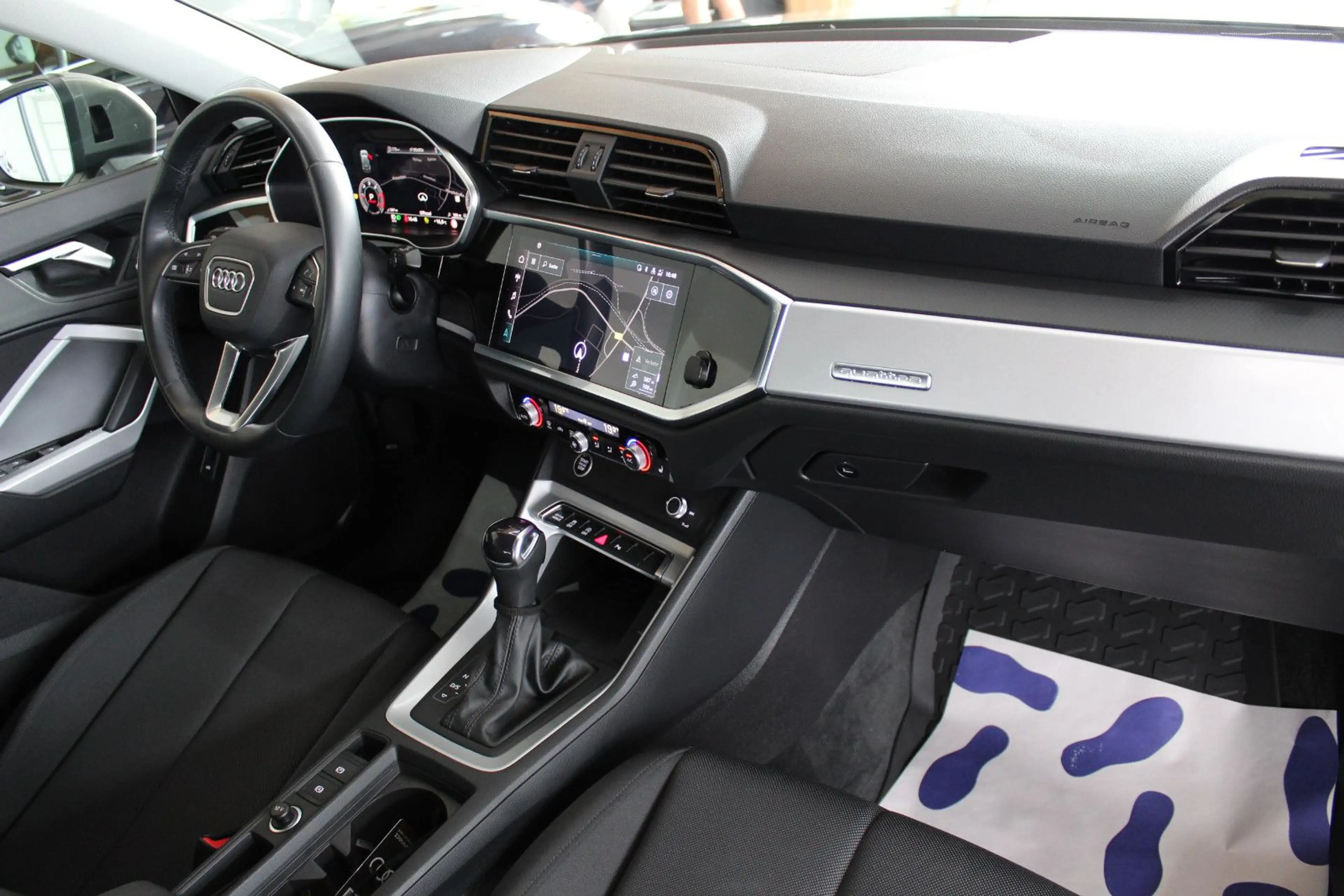 Audi Q3 35 TDI quattro S tronic S line sport — photo 11
