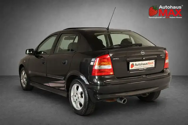 Opel Astra view 3