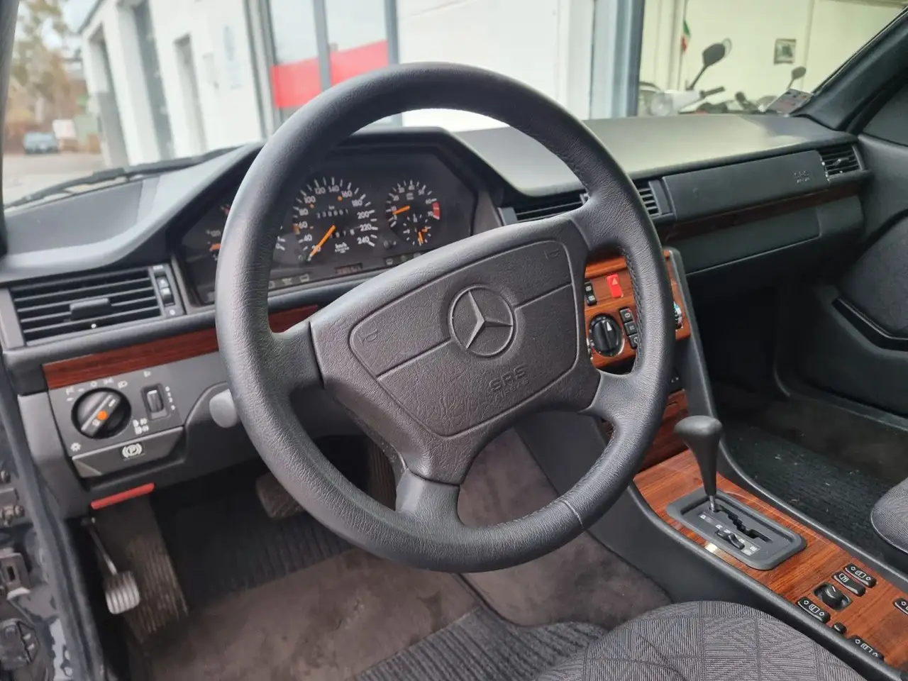 Mercedes-Benz E 200 Coupe / 2- Hand/Klima/Allwetterreifen, foto 11