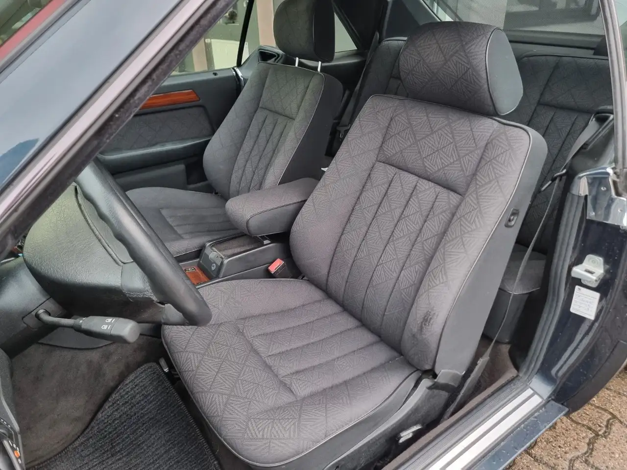 Mercedes-Benz E 200 Coupe / 2- Hand/Klima/Allwetterreifen, foto 10