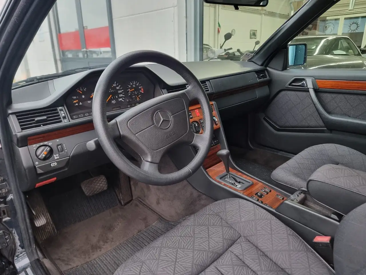Mercedes-Benz E 200 Coupe / 2- Hand/Klima/Allwetterreifen, foto 9