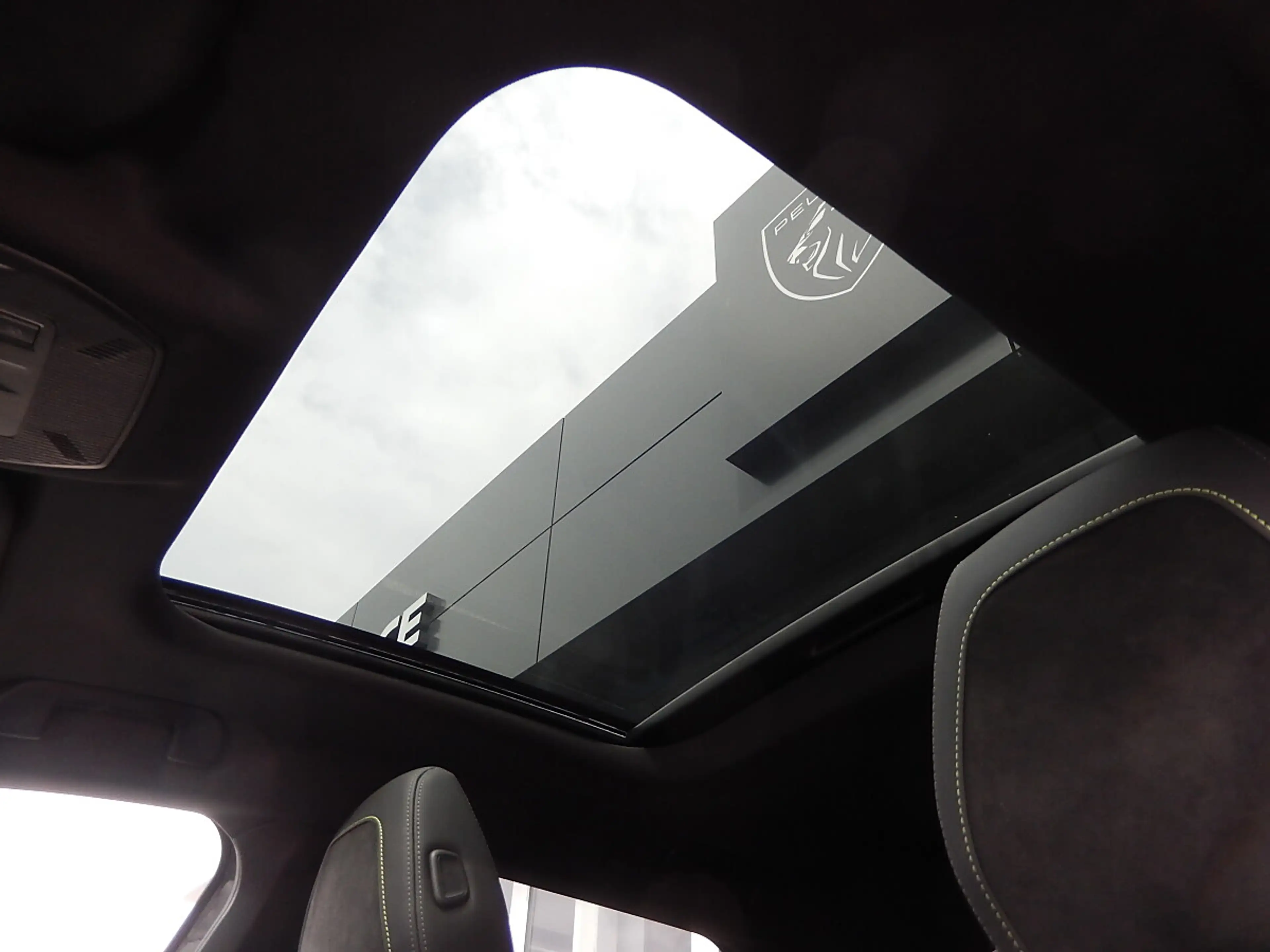 Peugeot 308 SW Hybrid 145 e-DSC6 GT — photo 13