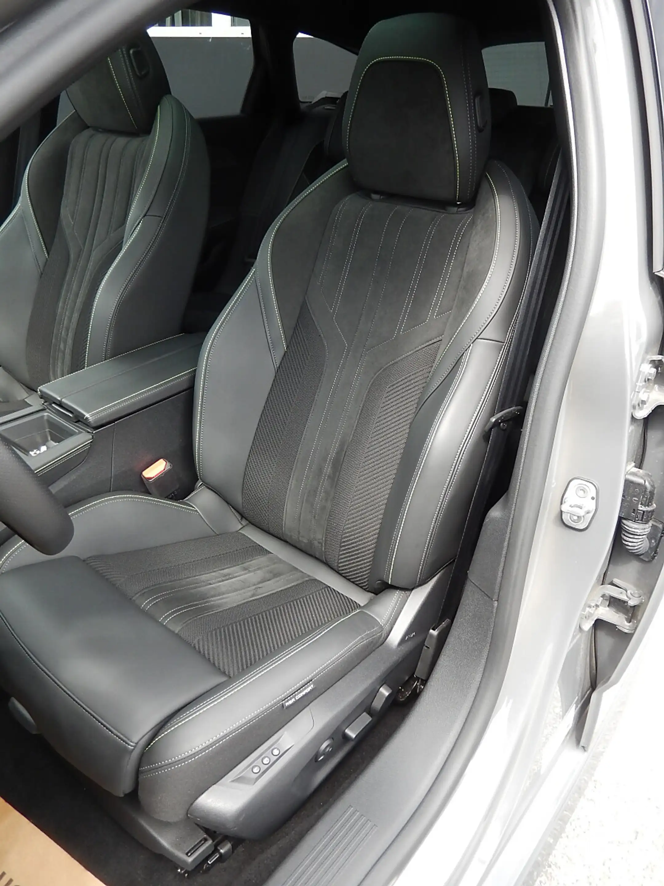 Peugeot 308 SW Hybrid 145 e-DSC6 GT — photo 10