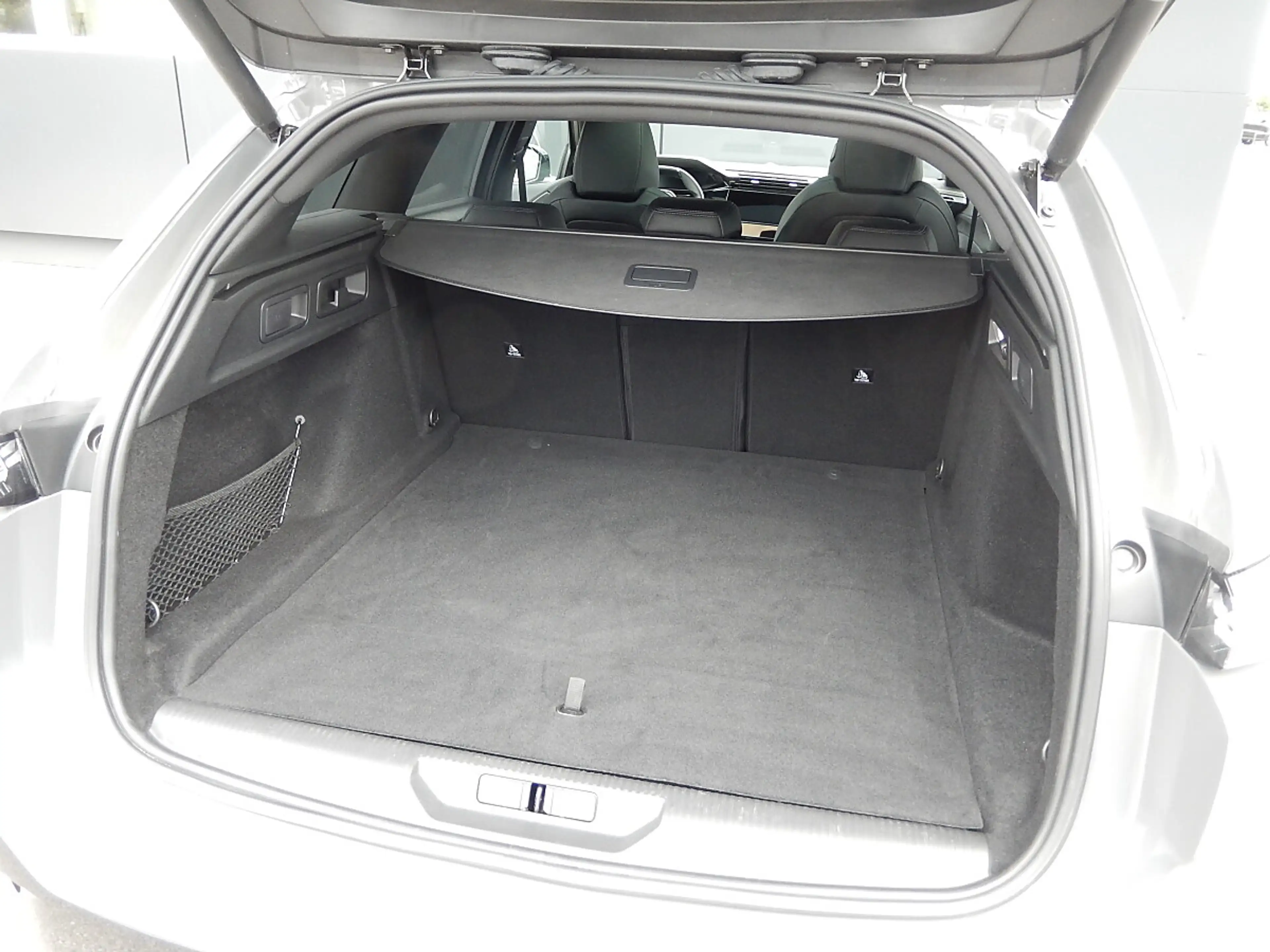 Peugeot 308 SW Hybrid 145 e-DSC6 GT — photo 21
