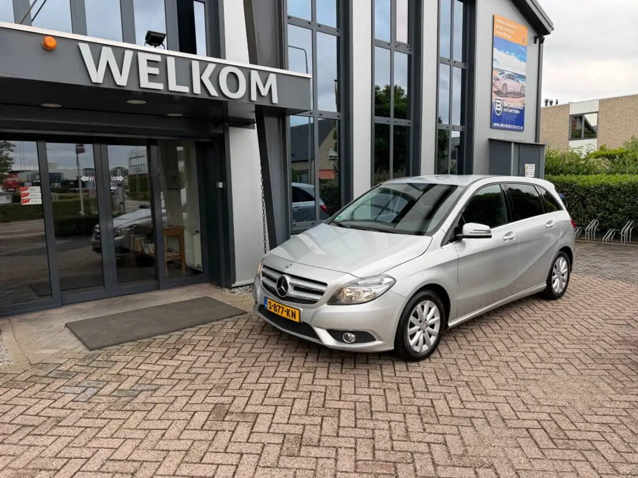 Mercedes-Benz B 180