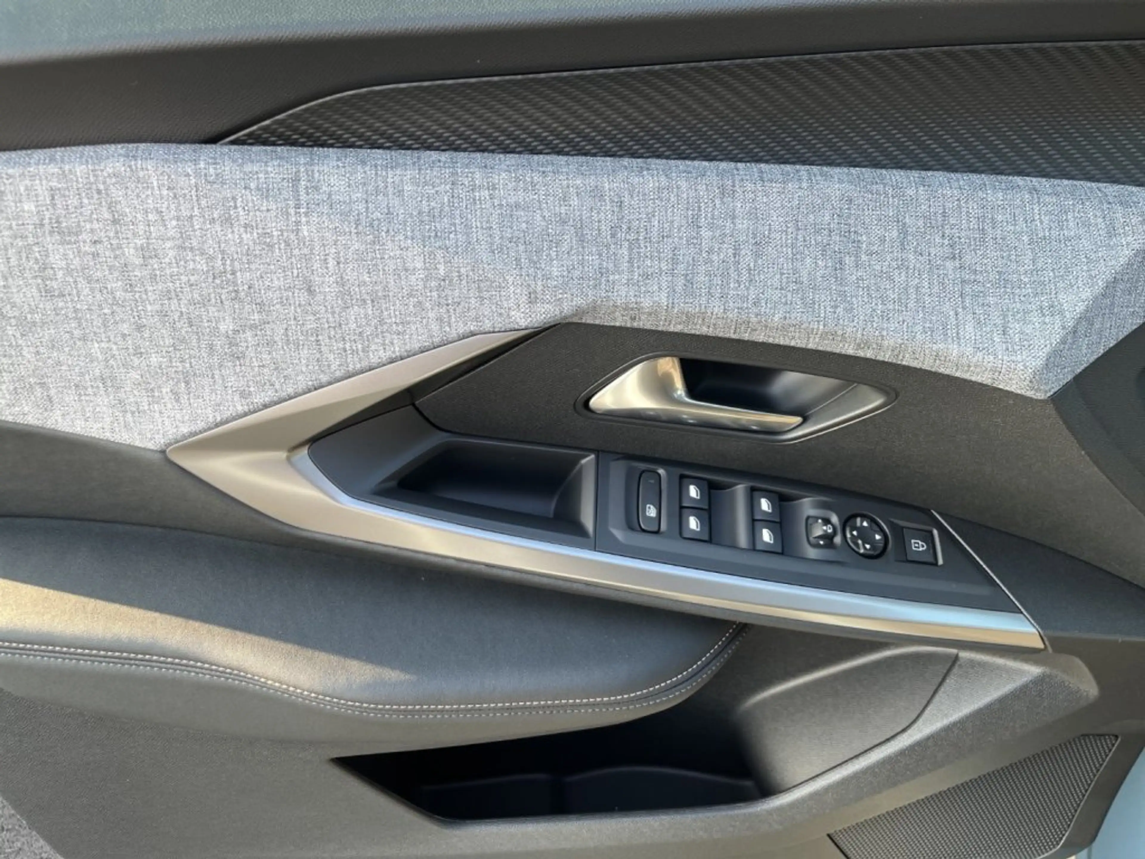 Peugeot 5008 Allure Elektro 210 73 kWh — photo 12